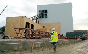 La centrale de cogénération biomasse produira chaleur et électricité en brûlant du bois.