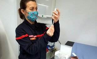 En Ille-et-Vilaine, des pompiers sillonnent les routes pour vacciner contre le Covid-19 les personnes âgées les plus éloignées.