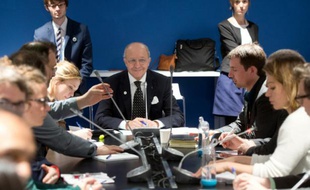 Le ministre des Affaires étrangères Laurent Fabius rencontre des ONG lors de la conférence sur le climat au Bourget le 8 décembre 2015