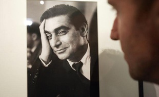 Une personne regarde un autoportrait du photojournaliste Robert Capa, le 5 octobre 2004 à la Bibliothèque nationale de France (BNF) à Paris