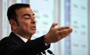 Le PDG de Renault-Nissan, Carlos Ghosn, donne une conférence de presse à Yokohama au Japon, le 13 mai 2015