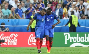 Dimitri Payet et Blaise Matuidi le 11 juin 2016 contre la Roumanie, au Stade de France.