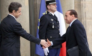 Nicolas Sarkozy et Silvio Berlusconi sur le perron de l'Elysée, le 19 mars 2011, à Paris.
