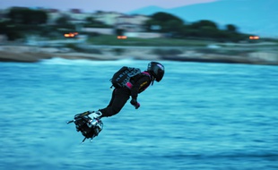 Le «Flyboard Air» est une sorte de skateboard volant, équipé de réacteurs.