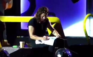 Harry Styles a corrigé la faute d'orthographe sur la pancarte d'une de ses fans, avant de lui signer un autographe.