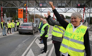Des «gilets jaunes» manifestent aux abords d'un péage.