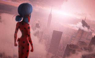 Spider-Man, c'est toi ? Non, je m'appelle Marinette. Une fille comme les autres.
Mais quand le destin me choisit pour lutter contre les forces du mal, je deviens Miraculous Ladybug !