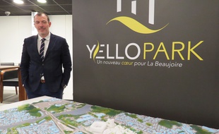 Yoann Joubert, PDG de Réalités, devant une maquette du projet YelloPark.