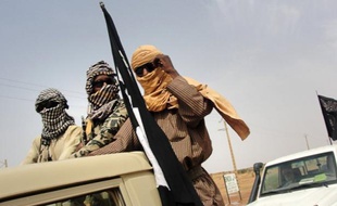 Un chef jihadiste a accusé samedi le président français de mettre "en danger" la vie des otages français au Sahel en soutenant la préparation d'une opération contre les islamistes armés dans le nord du Mali, ce qu'a rejeté François Hollande, en se disant déterminé "contre le terrorisme".