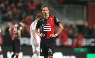 Le Norvégien Anders Konradsen, ici après le match contre Reims en Ligue 1 (20 décembre 2014), a écopé d'un carton rouge à Bastia, comme son néo-partenaire Ermir Lenjani.