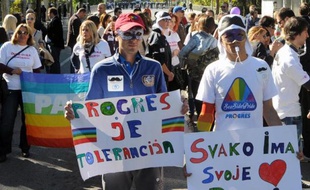Des heurts entre la police et des centaines de personnes hostiles au déroulement de la première Gay Pride organisée à Podgorica ont fait vingt blessés parmi les policiers de la capitale du Monténégro, pays très conservateur qui négocie son adhésion à l'Union européenne.