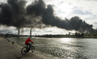 Une fumée noire s'échappe de l'usine Lubrizol, à Rouen, le 26 septembre 2019.