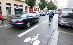 Une bande cyclable a été aménagée sur la rue Saint-Hélier à Rennes.