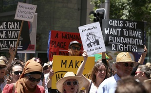 Sydney, le 21 janvier 2017. - «Marche des femmes» à Sydney en Australie des opposants à Donald Trump. La manifestation principale doit se tenir à Washington où 200.000 personnes sont attendues.