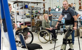 Un patient teste eLEGS, de Berkeley Bionics