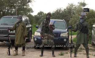 Capture d'écran du 24 août 2014, prise à partir d'une vidéo fournie par Boko Haram à l'AFP et qui montre le responsable du mouvement extrémiste Abubakar Shekau (c)