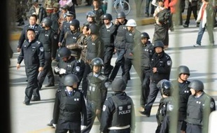 Samedi matin, Lhassa était calme et quadrillée par les forces de l'ordre. Des tanks et des véhicules militaires patrouillaient dans les rues, selon des témoins. Les autorités chinoises ont affirmé que la loi martiale n'était pas en vigueur à Lhassa.