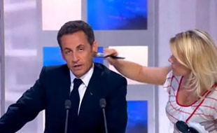 Nicolas Sarkozy s'énerve sur un technicien son sur le plateau de France 3.