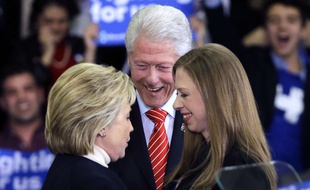 Hillary, Bill et Chelsea Clinton, ensemble et souriants, lors d'un rassemblement pour la primaire démocrate dans le New Hampshire (Etats-Unis), le 9 février 2016.