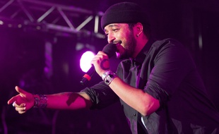 Le chanteur Slimane durant le Concert NRJ à Trelaze le 08 07 2016.