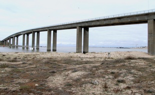 Le pont de Noirmoutier, vu depuis La Barre-de-Monts (Vendée).