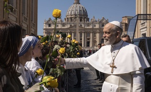 Jean-Paul III (John Malkovitch) va devoir prendre en considération les revendications des nonnes dans « The New Pope ».