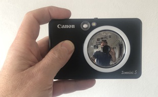 Le Zoemini S de Canon possède un miroir à selfies en façade.