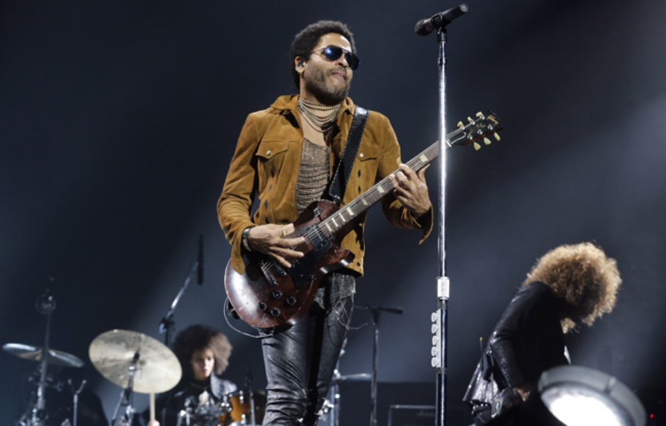 Lenny Kravitz s’éclate sur scène en France