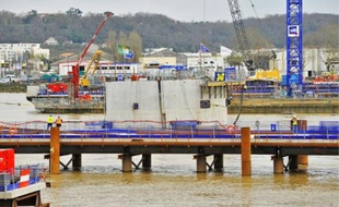 De gigantesques blocs de béton tractés depuis Bassens où ils ont été coulés.