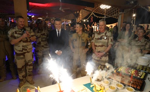 Emmanuel Macron a réveillonné avec des centaines de soldats français déployés au Niger, le 22 décembre 2017.