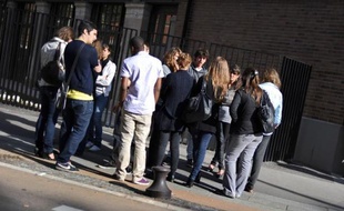 Des jeunes devant un lycée à Paris