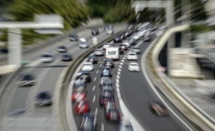 Les 100 millions d'euros "doivent être engagés immédiatement, à bons de commande dans les trois mois, a indiqué le ministre des Transports