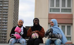 Sokhna, Karthoum et Nour, toutes membres de l'association, se prêtent ici à un shooting photo près d'Olympiades (Paris 13e).