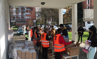 Une distribution de paniers alimentaires aux étudiants,, dans une cité universitaire de Toulouse, le 26 novembre 2020.
