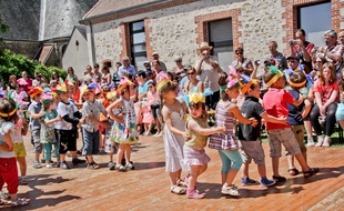Illustration d'une fête de l'école dans le village de Saint Maixent dans la Sarthe.
