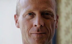 Le patron d'Airbus Thomas Enders, pressenti pour succéder à Louis Gallois à la tête du géant de l'aéronautique EADS, a récemment présenté son futur état-major à l'Elysée, ont indiqué vendredi à l'AFP plusieurs sources industrielles.