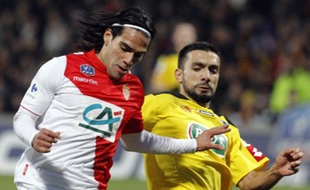 Le défenseur de Chasselay Soner Ertek (à dr.), face à Radamel Falcao lors d'un match de Coupe de France le 22 janvier 2014
