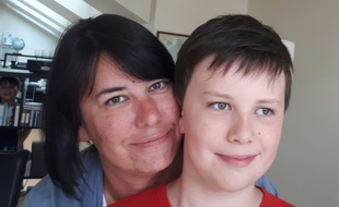 Jeanne-Marie et son fils Max, 10 ans, qui souffre d'autisme doivent se battre chaque année pour obtenir un accompagnement à temps plein.