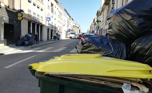 Les poubelles s'entassent dans de nombreux quartiers de Lyon et des communes périphériques. Illustration.