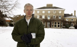 Julian Assange devant le manoir dans lequel il réside près de Norwich, en Grande-Bretagne, depuis sa libération sous caution, le 17 décembre 2010.