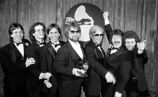 Jeff Porcaro, Steve Porcaro, Michael Porcaro, Dave Paich, Dave Herngate, Bobby Kimball et Steve Lukather de Toto posent après avoir remporté six Grammys lors de la 25e cérémonie annuelle des Grammy Awards à Los Angeles en 1983.