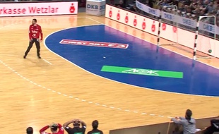 Oups...mais comment le ballon a pu arriver dans les cages ?