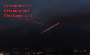 Un éclair rouge qui fend le ciel et intrigue les scientifiques.