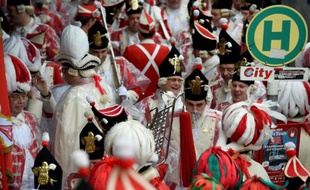 Des festivaliers célèbrent le lancement du carnaval de Cologne, en Allemagne, le 4 février 2016