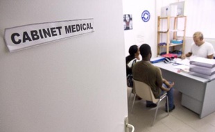 Une consultation dans un centre de soins de Médecins du Monde