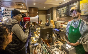 Manifestation dans un Starbucks de Philadelphie après l'arrestation de deux Noirs.