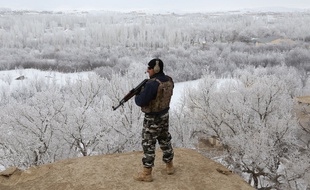 Un membre des forces de sécurité afghanes lors d'une opération dans la province de Ghazni, dans l'Est du pays, en janvier (image d'illustration).