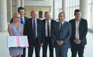 La signature de la charte, ici dans les mains de Laurence Fautra.