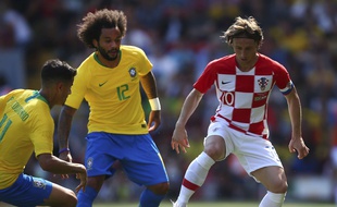 Modric en duel avec Marcelo lors du match amical entre le Brésil et la Croatie.