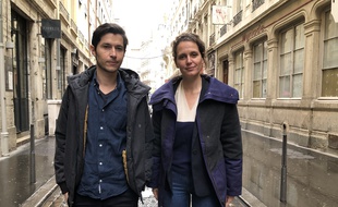 Les journalistes Mathieu Martinière et Daphné Gastaldi, ici dans le 1er arrondissement de Lyon.
